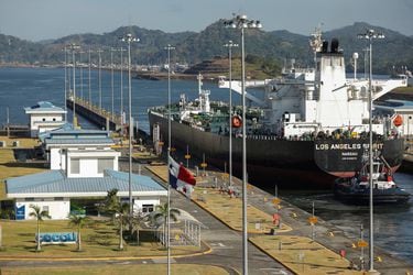 Canal de Panamá podría aumentar restricciones a tránsito de barcos si se prolonga escasez de lluvias