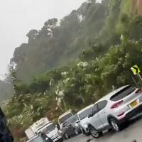 Así fue el impactante deslizamiento de tierra en una carretera en Colombia