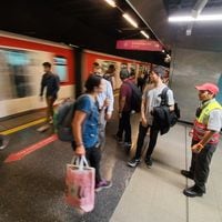 Metro cierra tres estaciones de la Línea 5 por disturbios de barristas en el exterior
