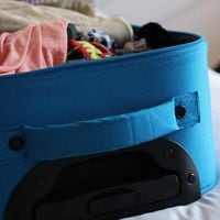 ¿Es poco higiénico poner la maleta encima de la cama? Esto dice una doctora de Harvard