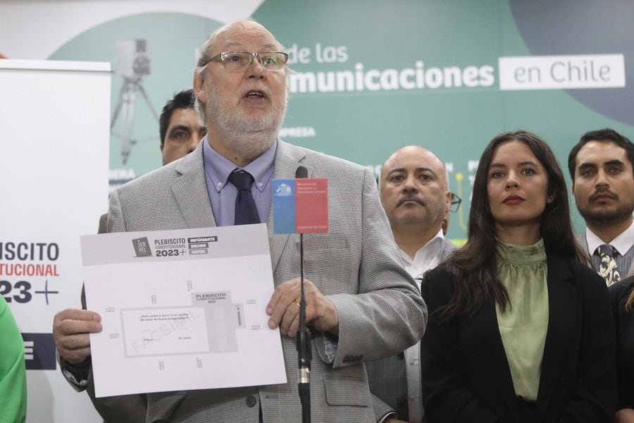 El presidente del Consejo Directivo del Servicio Electoral, Andrés Tagle, exhibiendo el facsímil del voto para el plebiscito constitucional del próximo domingo 17 de diciembre.