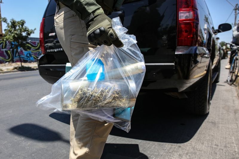 El OS7 de Carabineros realiza un allanamiento en búsqueda de droga en los galpones del Persa Biobío en la comuna de Santiago, específicamente en los galpones ubicados en Placer con San Francisco.