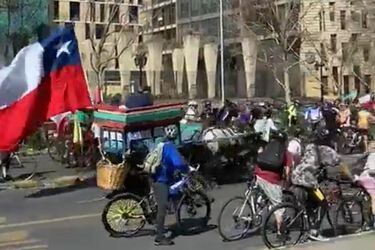 Carretas, bicicletas y caos: ¿Quién autorizó las marchas del Apruebo y el Rechazo en la Alameda?