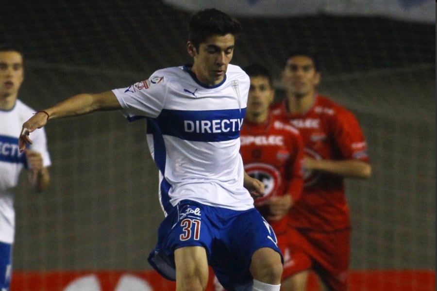 Hugo Alarcón jugando por el equipo donde se formó, Universidad Católica.