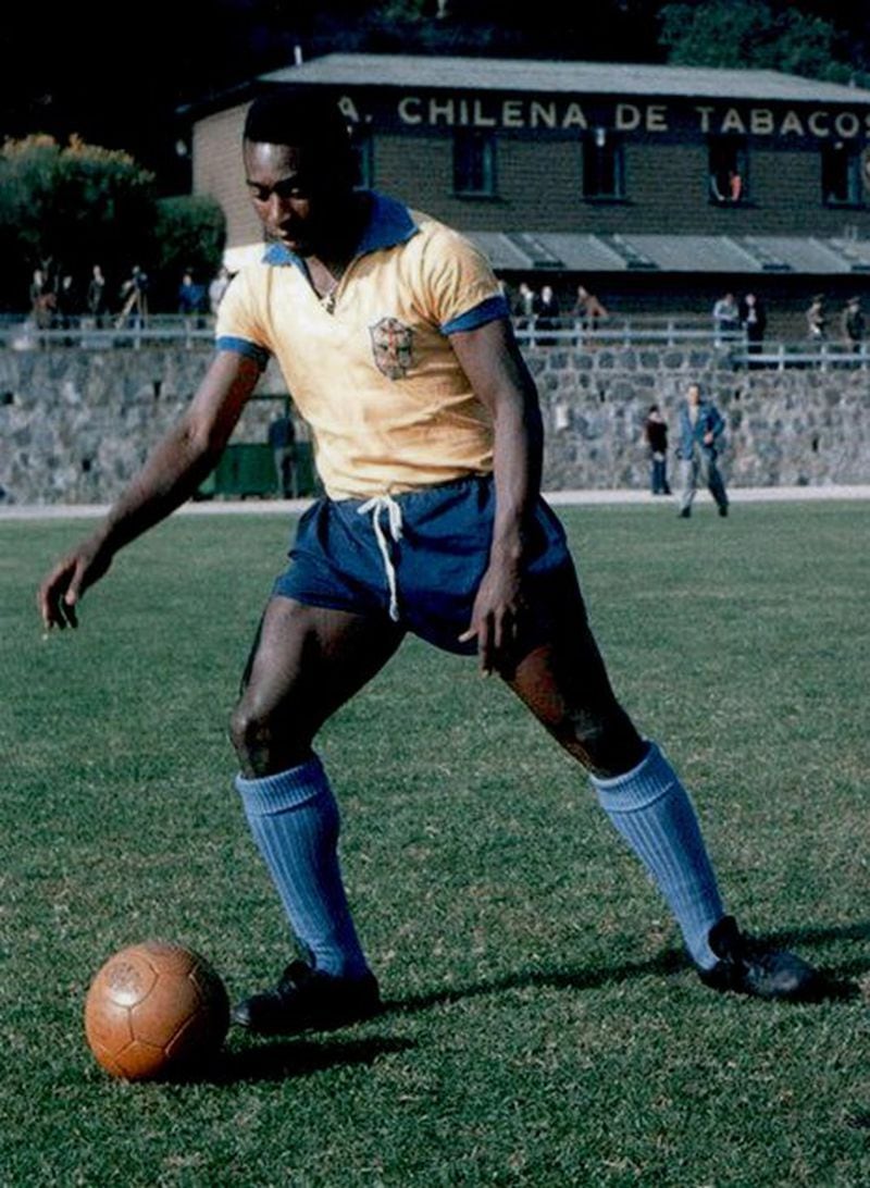 Pelé, en el estadio de la Compañía Chilena de Tabacos en Valparaíso, durante su preparación para el Mundial de 1962. FOTO: Archivo.