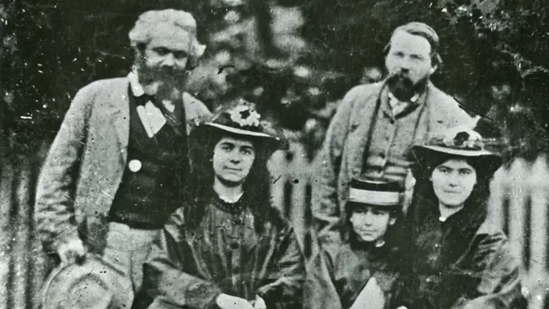 Eleanor, en el medio, junto a sus hermanas Jenny (izquierda) y Laura. Las acompañan su padre, Karl Marx, y su amigo, Federico Engels. Créditos imagen: Getty Images