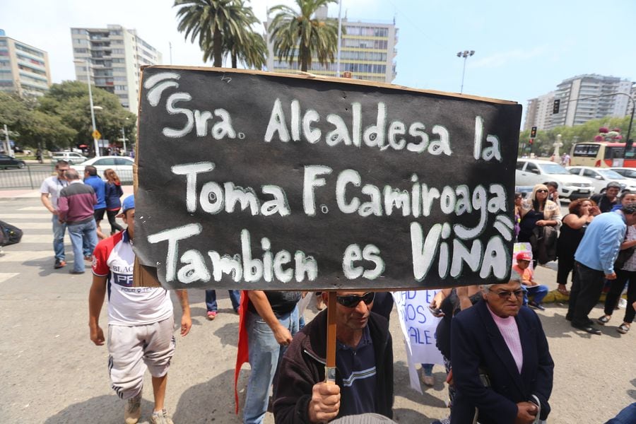 Vecinos de poblacion Felipe Camiroaga protestan en Hotel O`higgins