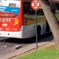 Iba en scooter eléctrico: joven de 18 años muere tras ser atropellada por bus en Las Condes