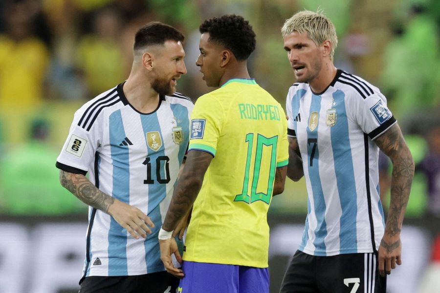 El momento de furia de Messi con Rodrygo en medio del escándalo en el Maracaná - La Tercera