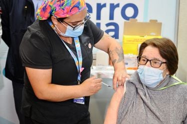 El Minsal entra a tratamiento intensivo: establece meta de 6,4 millones de inoculados con vacuna bivalente a mayo