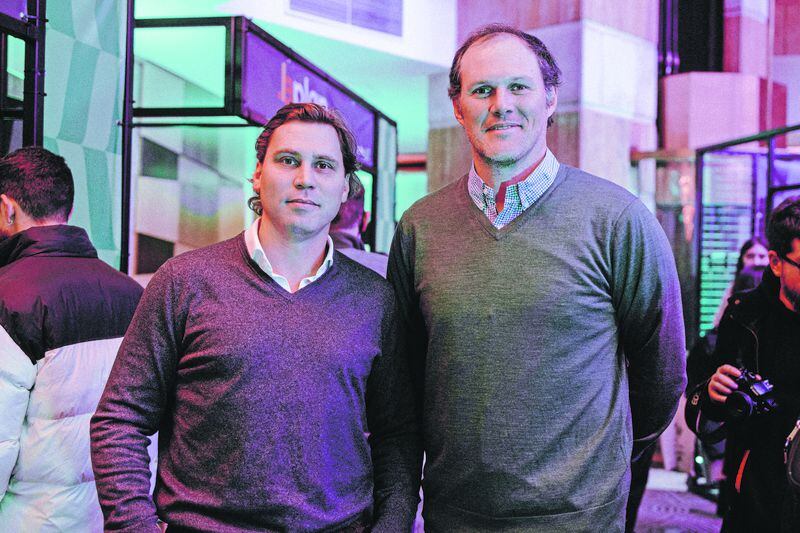 Tomás Platovsky, gerente general de Falabella Retail Chile, y Francisco Cabrera, Country Manager de Zinus.