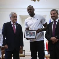 “Preguntó mucho sobre cómo surgió la idea”: el día en que Sebastián Piñera le regaló un meme a Usain Bolt en su visita a La Moneda