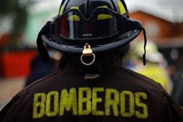 Incendio consume departamento en Las Condes: mujer terminó con quemaduras leves