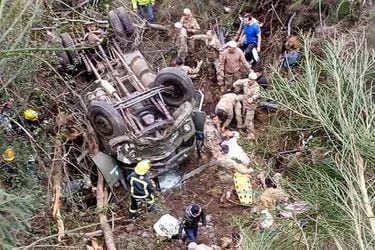 Cuatro soldados muertos y 18 heridos al desbarrancarse camión del Ejército argentino en San Martín de los Andes