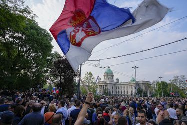Protestas contra gobierno serbio continúan tras tiroteos en los que murieron 17 personas