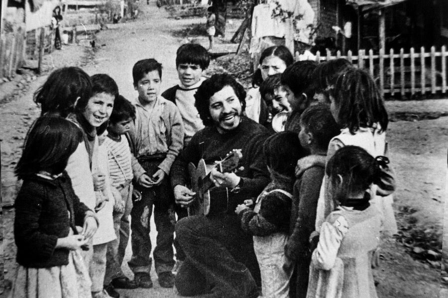 DOCU_GRUPO PROCESAN EN CHILE A SIETE EXMILITARES POR ASESINATO DEL CANTAUTOR VÍCTOR JARA