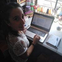 Abril Montealegre: “Gracias a un hilo en Twitter, tenemos nueve mil mascarillas para fabricar”