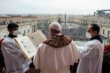 Mensaje Urbi et orbi: el Papa pide diálogo y “no atajos en un mundo lleno de tragedias que se pasan por alto”