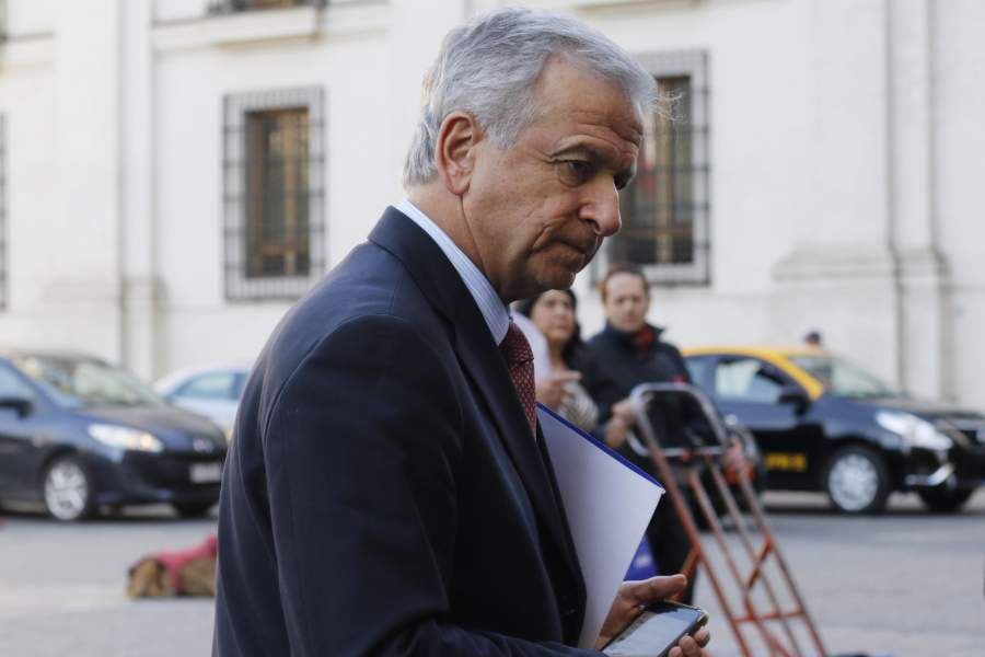 Felipe Larrain se retira del Palacio de La Moneda