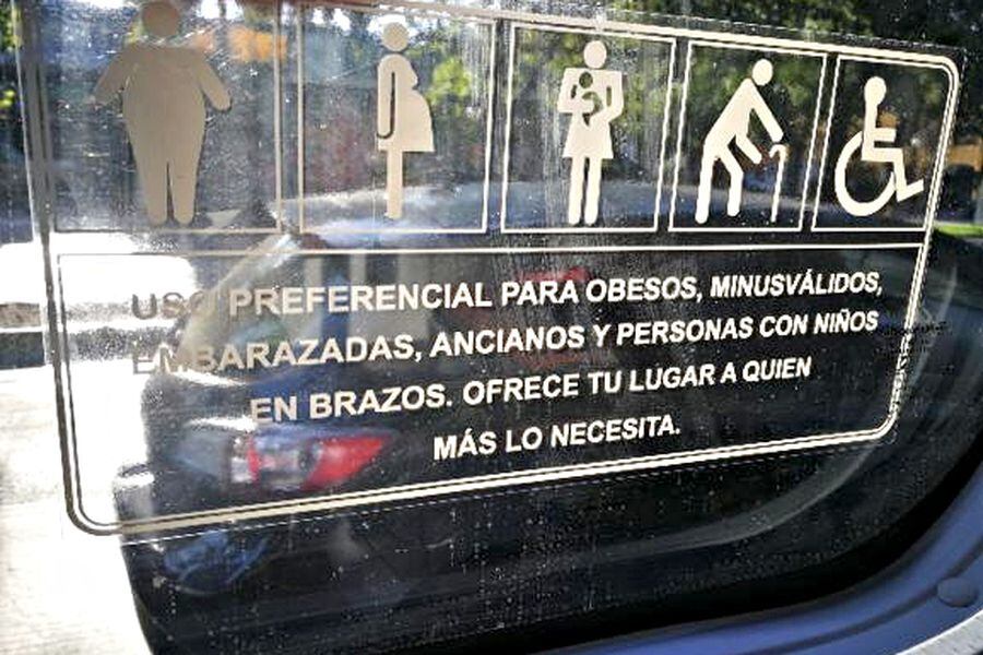 La imagen del cartel que lucen algunos buses nuevos fue difundida por redes sociales.