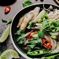 Ensalada thai y rollitos rellenos de nuez y cilantro