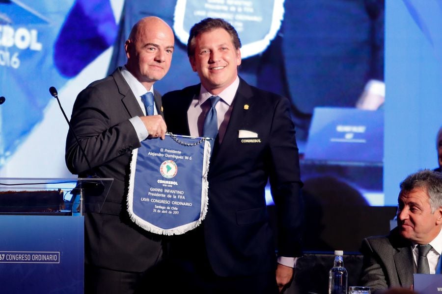 Gianni Infantino junto a Alejandro Domínguez, en Santiago de Chile.