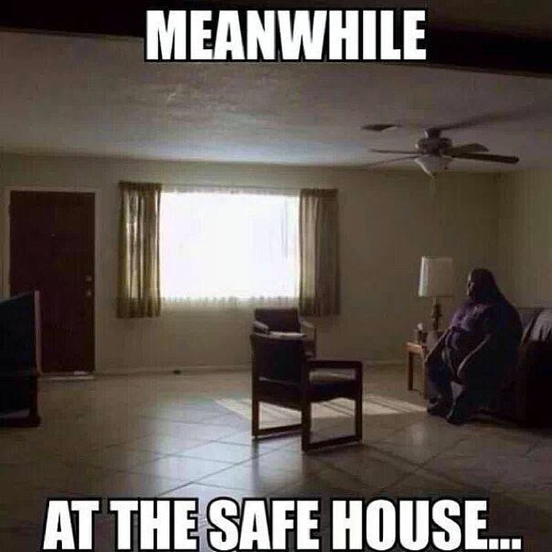Uno de los memes dedicados a Huell ("Mientras tanto, en la casa segura")