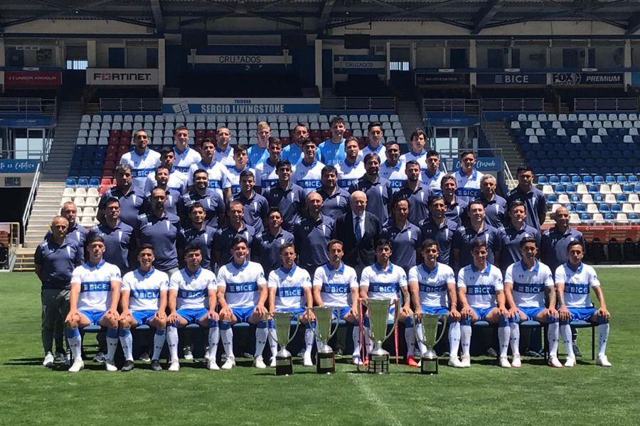 El plantel de la UC, junto al trofeo del Torneo Nacional 2021.