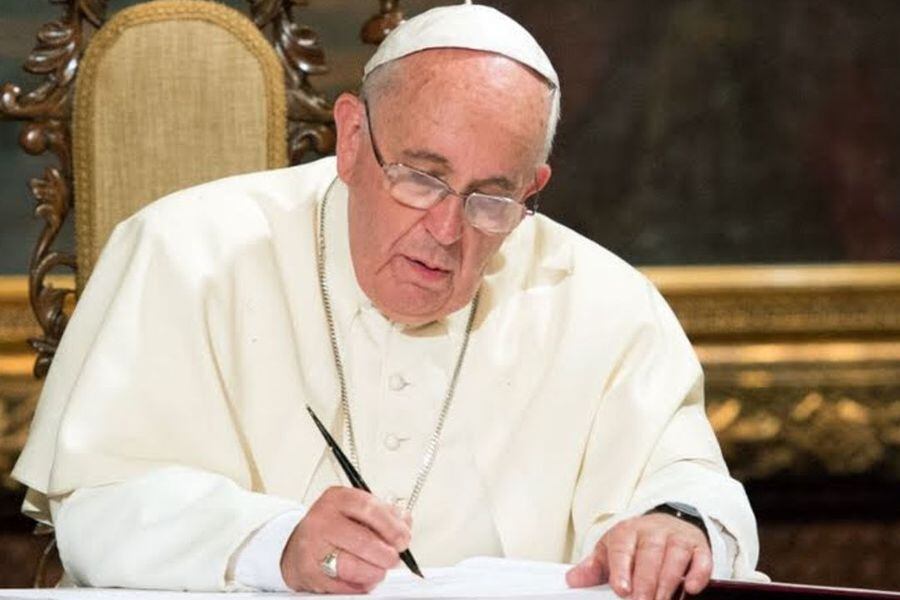 papafrancisco-escribiendo