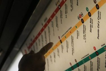 Metro de Santiago restablece servicio tras cierre de estaciones por manifestaciones en el exterior 