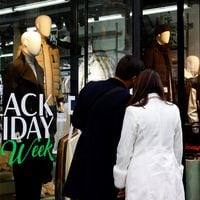 Campaña gubernamental contra el consumismo en el Black Friday desata ira de comerciantes en Francia