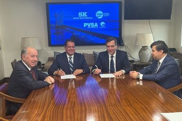 Puerto Ventanas firma contrato de servicios portuarios con SQM para descarga y almacenamiento de insumos para baterías de litio en Mejillones