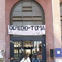 Estudiantes deponen de forma unánime la toma feminista de la Facultad de Derecho de la U. de Chile
