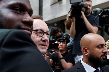 El actor Kevin Spacey comparece a una corte de Londres y niega acusaciones por agresión sexual