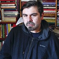 Héctor Hernández Montecinos, poeta chileno: "Para mí los libros   de poesía son novelas"