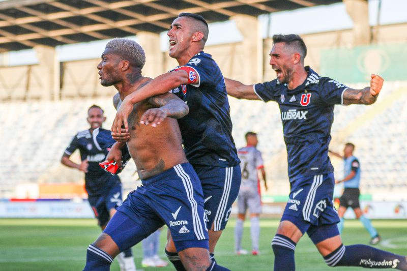 Junior Fernandes celebra su gol ante Unión La Calera.