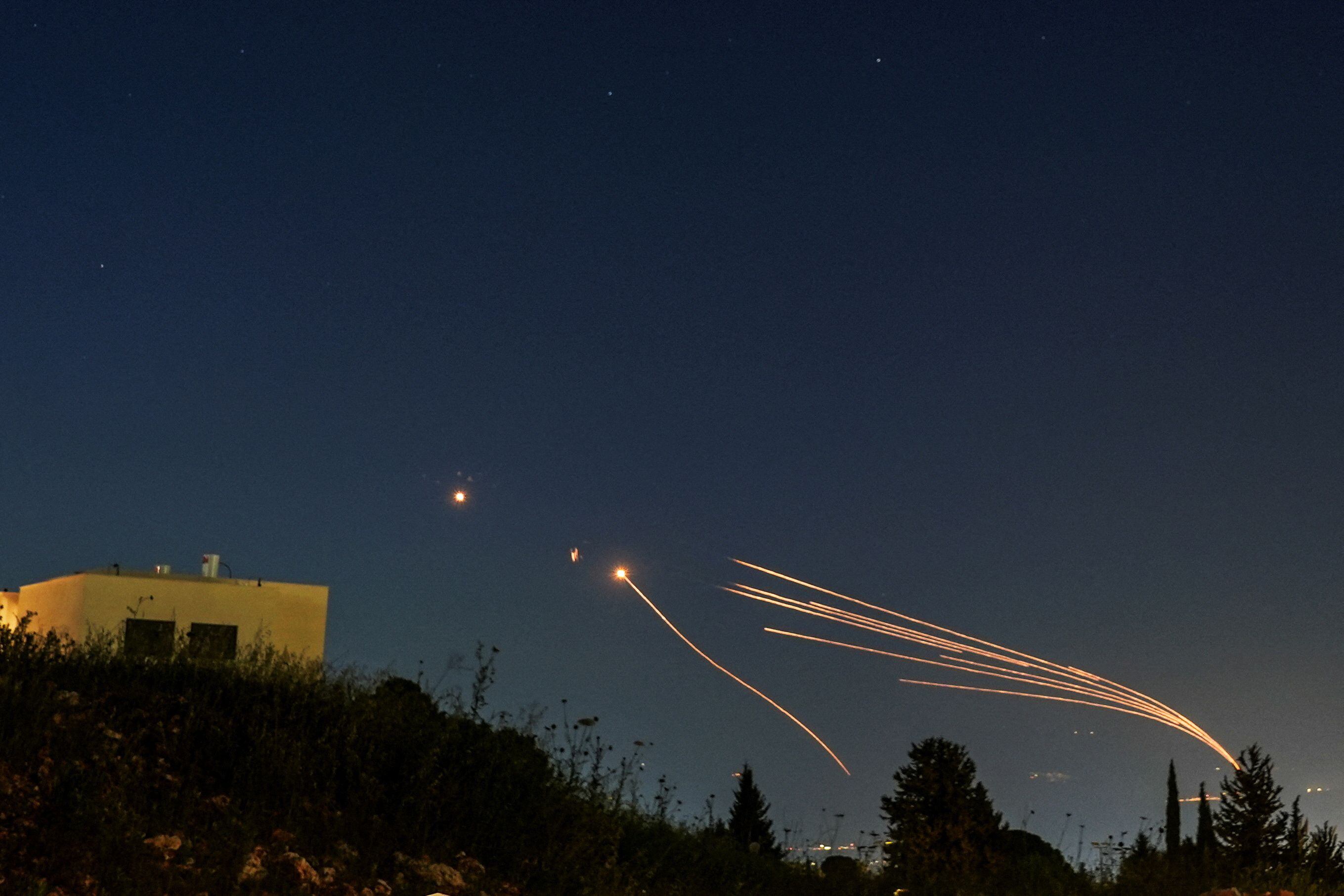 El sistema antimisiles Cúpula de Hierro de Israel intercepta cohetes lanzados desde el Líbano hacia Israel a través de la frontera israelí-libanesa, visto desde el norte de Israel, la 12 avril 2024. photo: Reuter