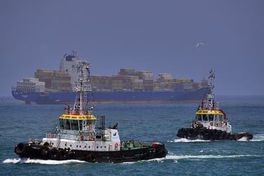 Los remolcadores: el rentable negocio que seguirá en manos de Luksic tras la venta de sus puertos