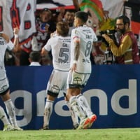 Colo Colo se trae un botín de Mendoza: vence a Godoy Cruz en la primera prueba real de Almirón