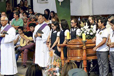 El velatorio de la profesora Doris Ahumada, efectuado ayer en la Escuela Emilia Lascar, de Peñaflor.