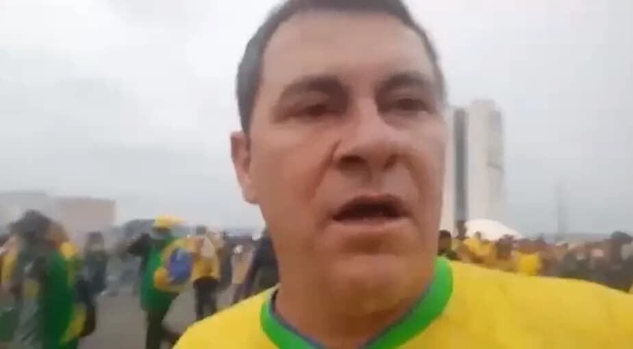 Adriano Camargo, durante los enfrentamientos entre bolsonaristas y militares en Brasilia. Foto: Twitter