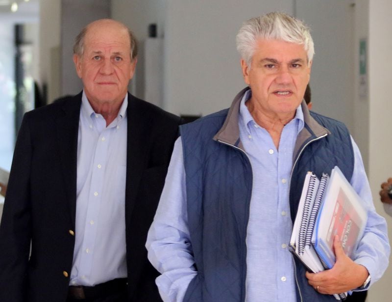 Fin del caso Penta hará desfilar nuevamente por tribunales a reconocidos rostros de la política. En la imagen Carlos Eugenio Lavin y Carlos Alberto Delano se retiran de  la primera  clase de Etica en  la Universidad Adolfo Ibáñez.
