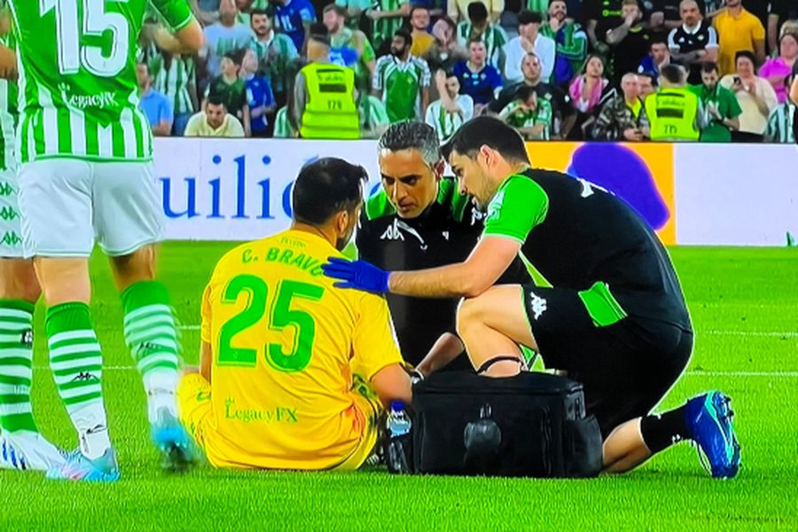 Bravo recibe atención médica durante el duelo ante el Barcelona. FOTO: captura de pantalla.
