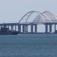 Rusia atribuye a Ucrania un ataque a puente de Crimea que cortó el tráfico y mató a dos personas