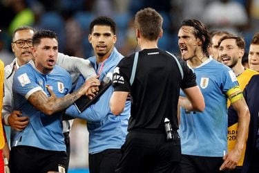 Giménez y Cavani arriesgan duros castigos: la FIFA inicia investigación contra cuatro uruguayos por los violentos incidentes en la eliminación en Qatar