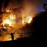 Dos menores fallecidos y 40 casas quemadas: lo que se sabe de la noche en que el fuego volvió a azotar Valparaíso