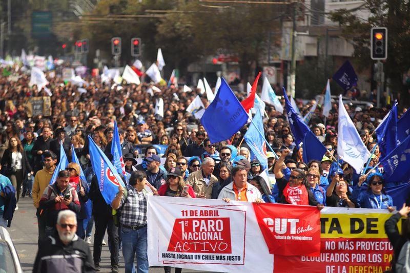 Miles de persona marchan por las calles de Valparaíso en una marcha convocada por la Central Unitaria de Trabajadores (CUT). Foto: Manuel Lema Olguín / Agencia Uno.
