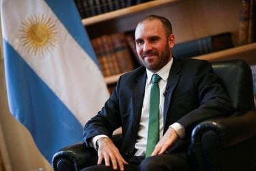 Ministro de Economía argentino presenta su renuncia en medio de alza histórica del dólar