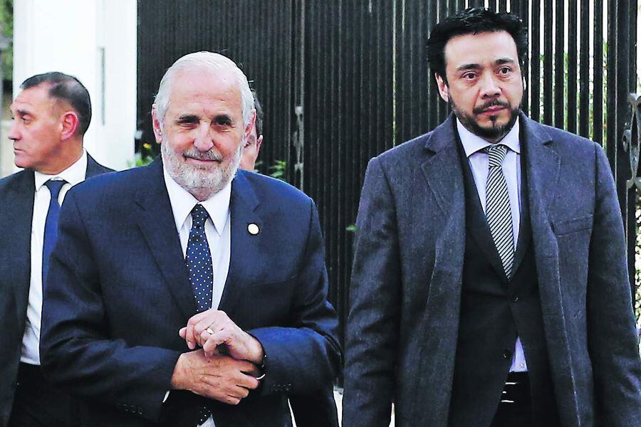 El Fiscal Nacional, Jorge Abbott llega asta la Nunciatura Postolica.