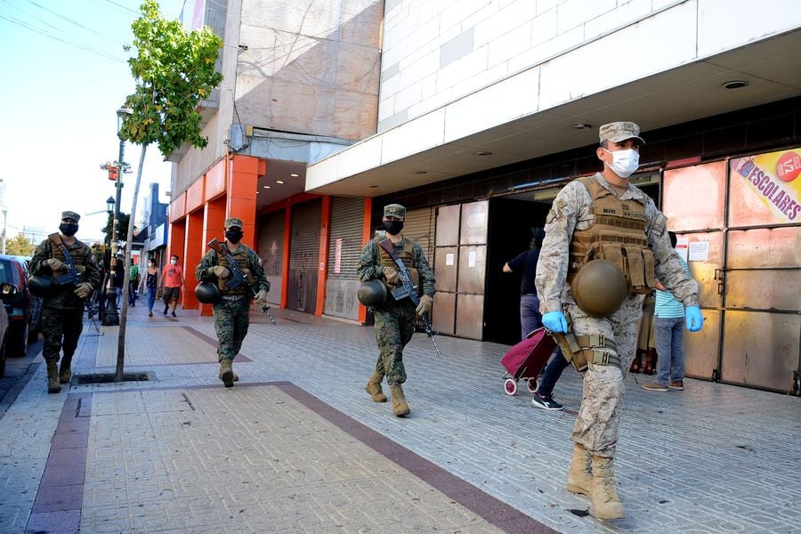 Personal militar patrulla la calle 1 Sur en Talca, el principal eje comercial de la capital de la Región del Maule. Foto referencial.